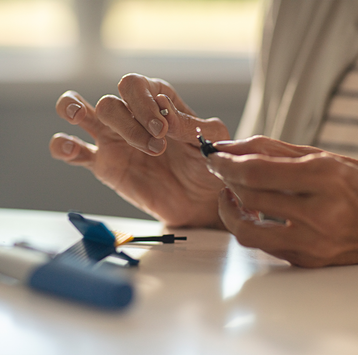 보청기를 환자에게 보여주는 보청기 전문가
